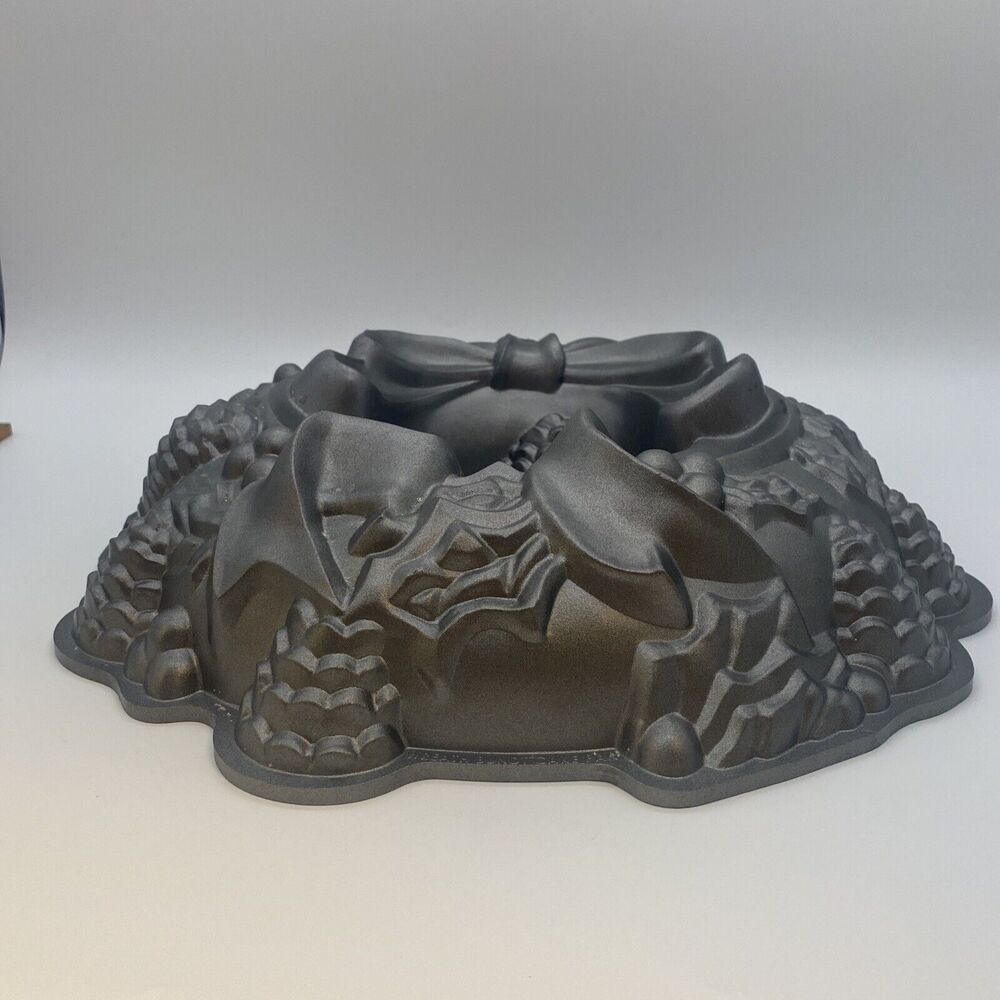 Nordic Ware Holiday Christmas Wreath Bundt Cake Mold Pan - Picture 3 of 7